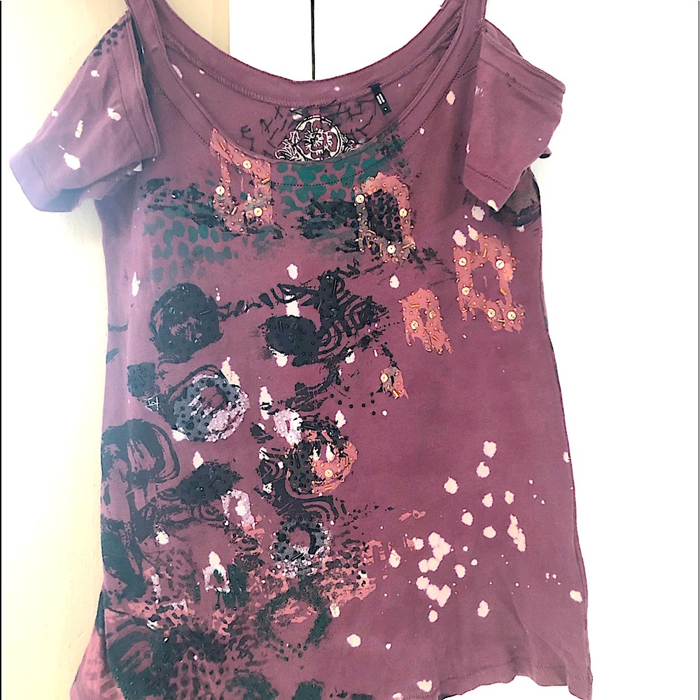 ❤️ NWOT GUESS beaded open shoulder Tee shirt